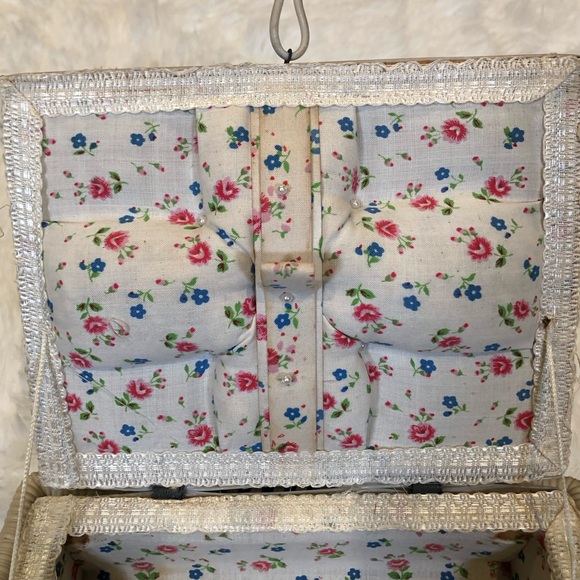 Vintage 1960s/70s Vinyl Wicker Mini Sewing Basket - Picture 3 of 13